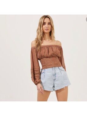 Astr The Label Off The Shoulder Crop Volume Sleeve Brown Ditsy Floral XS
